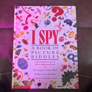 Scholastic I Spy: A Book of Picture Riddles - Red and White Cover